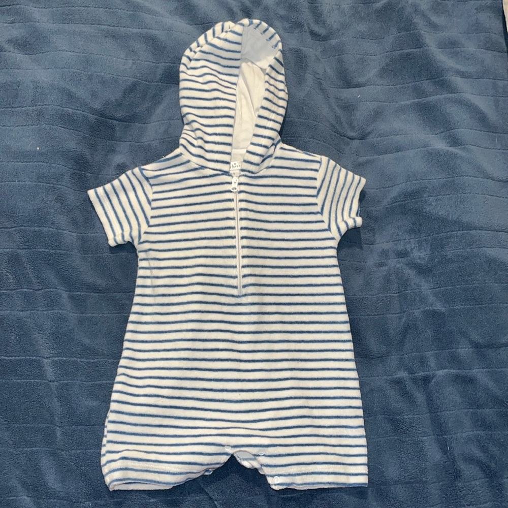 Kissy Kissy Terrycloth romper with hood - size 6-9 Month